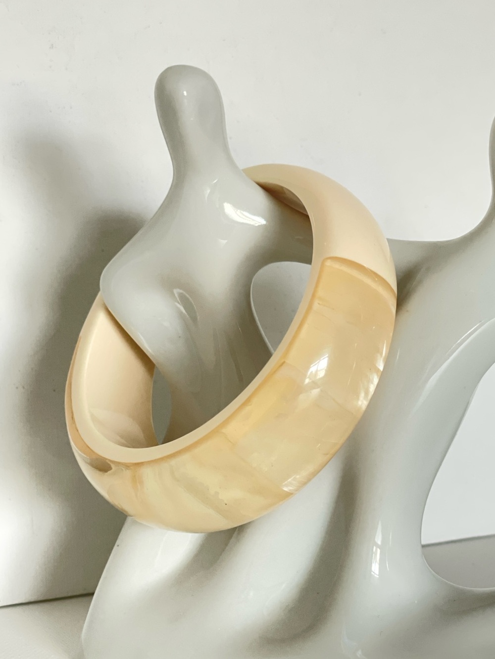 Vintage Lucite & Mother of Pearl Bangle Bracelet Size 8